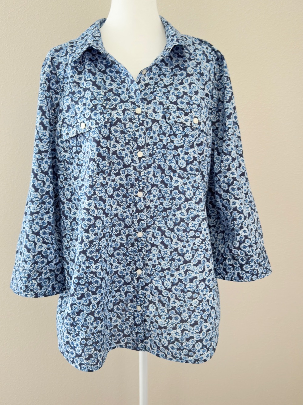 St. John's Bay Navy and Light Blue Floral Shirt 100%Cotton  Size XL